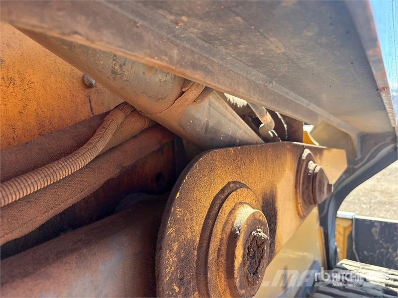 John Deere 331G لوادر انزلاقية التوجيه
