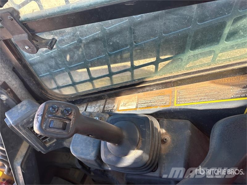 John Deere 331G لوادر انزلاقية التوجيه