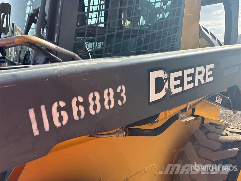 John Deere 332D لوادر انزلاقية التوجيه