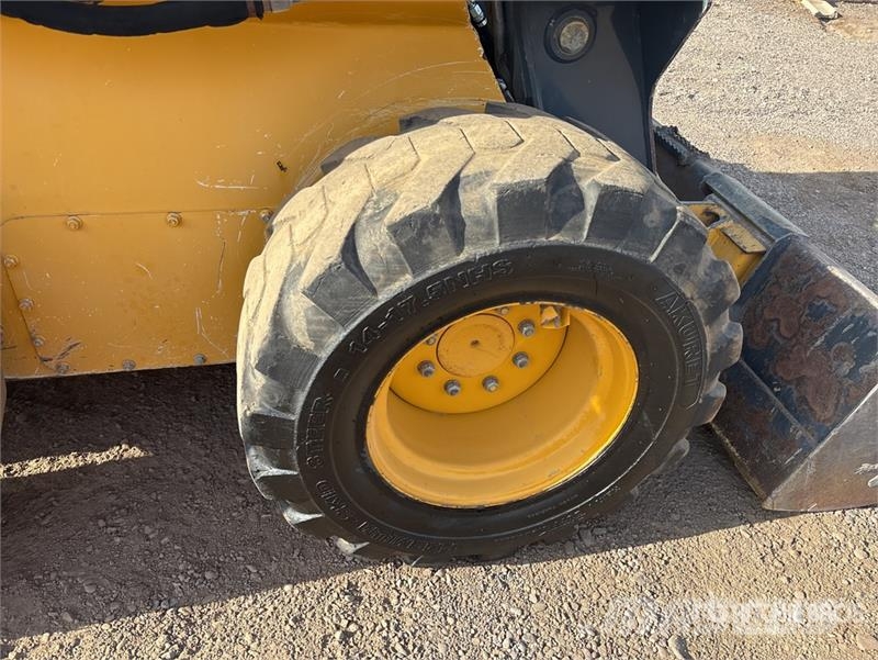 John Deere 332D لوادر انزلاقية التوجيه