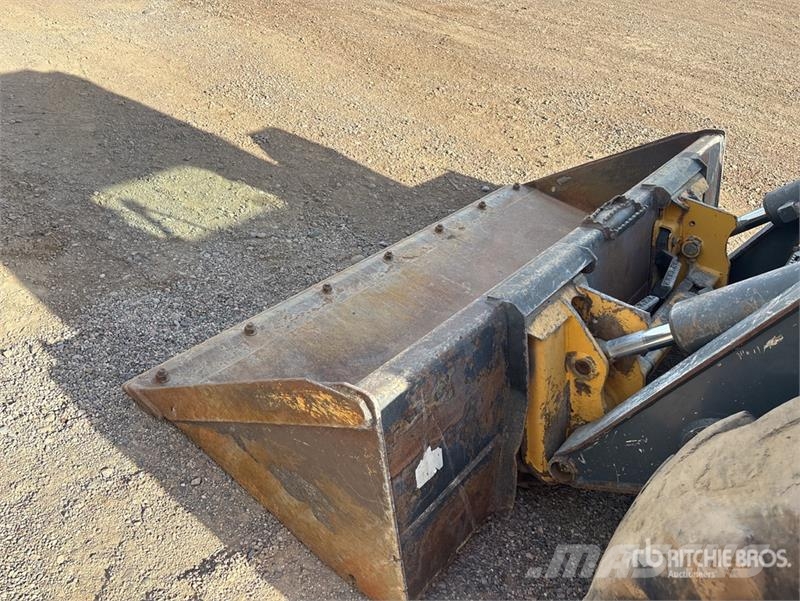John Deere 332D لوادر انزلاقية التوجيه