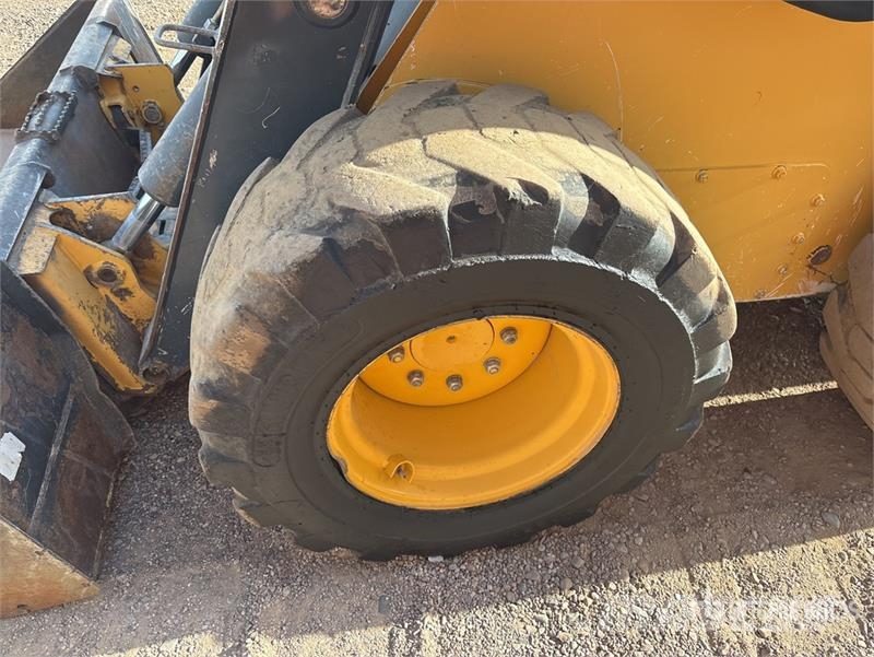 John Deere 332D لوادر انزلاقية التوجيه