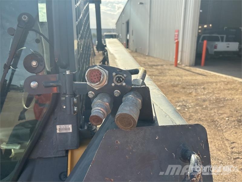 John Deere 332D لوادر انزلاقية التوجيه