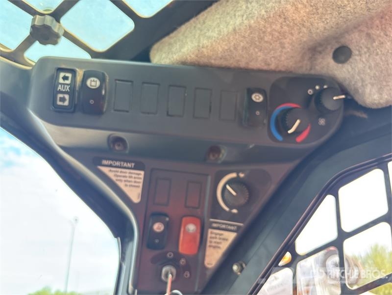 John Deere 332D لوادر انزلاقية التوجيه