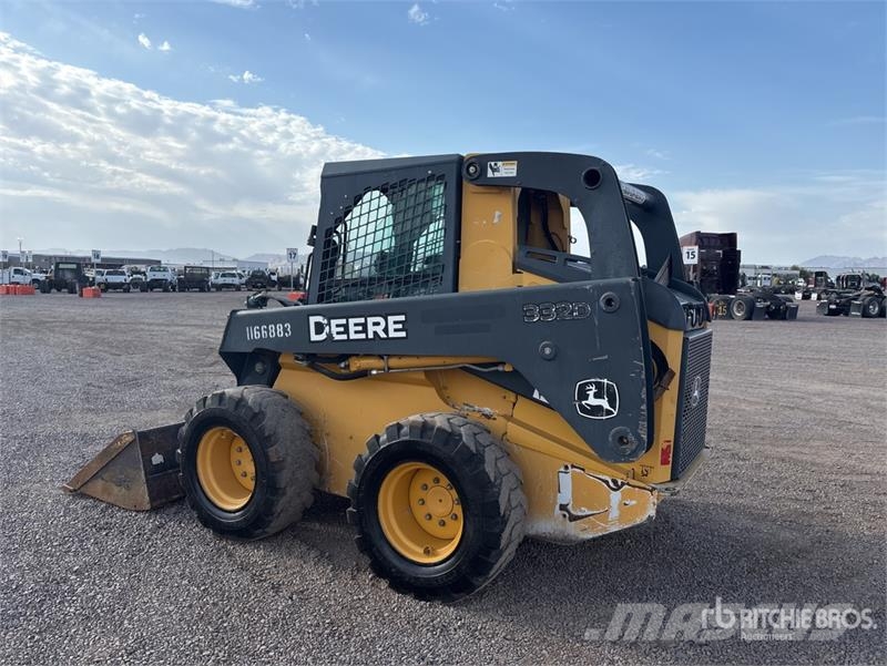 John Deere 332D لوادر انزلاقية التوجيه