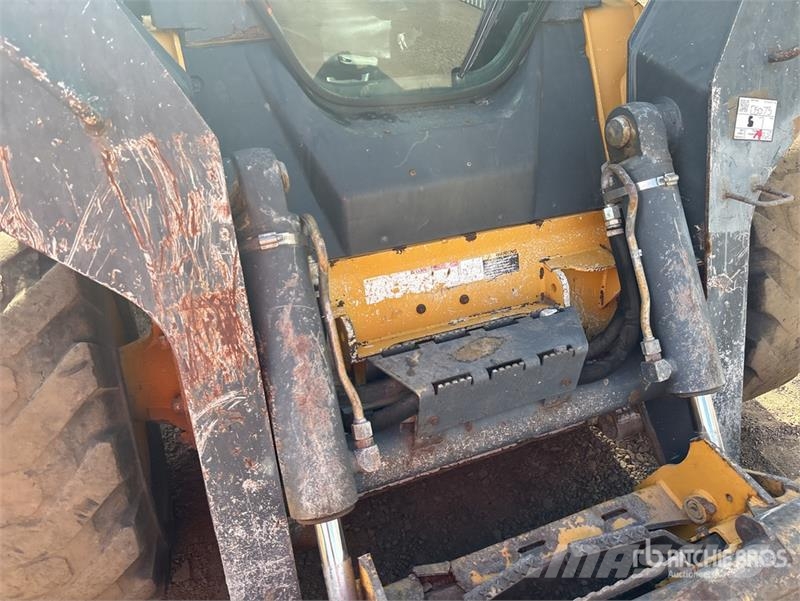 John Deere 332D لوادر انزلاقية التوجيه