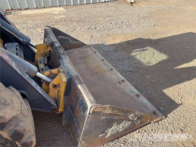 John Deere 332D لوادر انزلاقية التوجيه