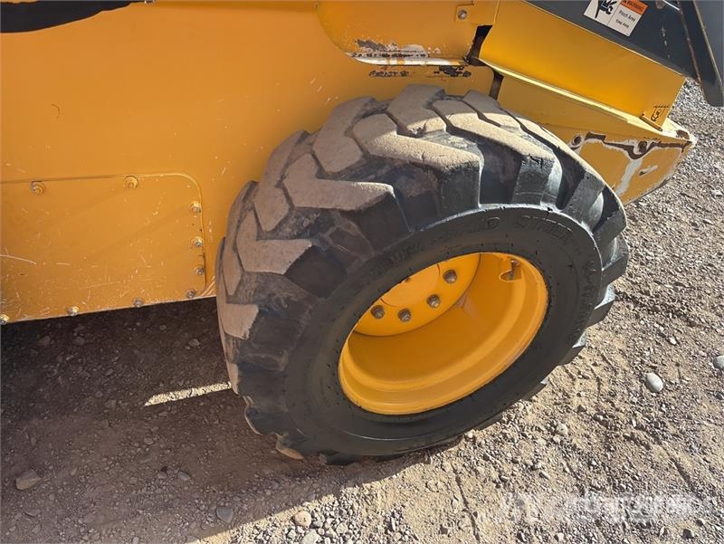 John Deere 332D لوادر انزلاقية التوجيه