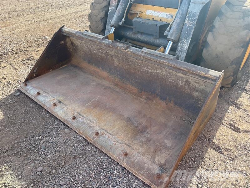 John Deere 332D لوادر انزلاقية التوجيه