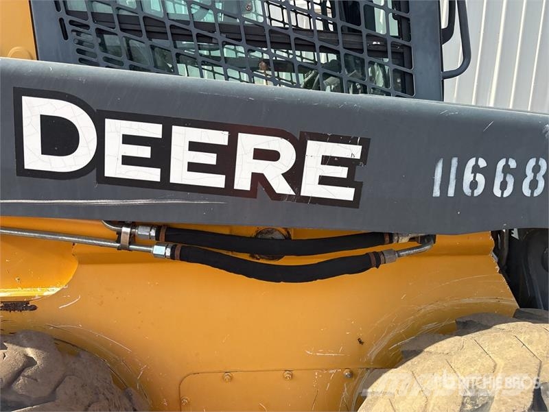 John Deere 332D لوادر انزلاقية التوجيه