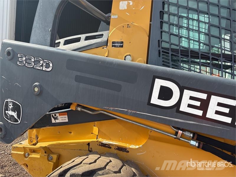 John Deere 332D لوادر انزلاقية التوجيه