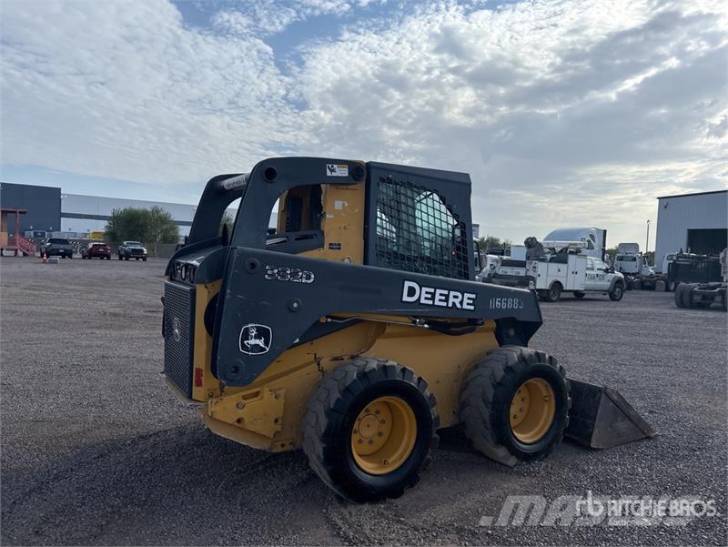 John Deere 332D لوادر انزلاقية التوجيه