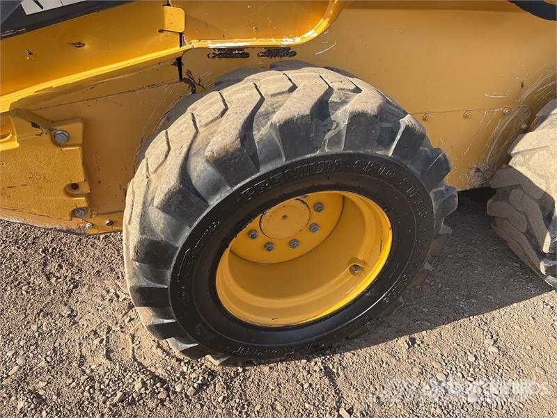 John Deere 332D لوادر انزلاقية التوجيه