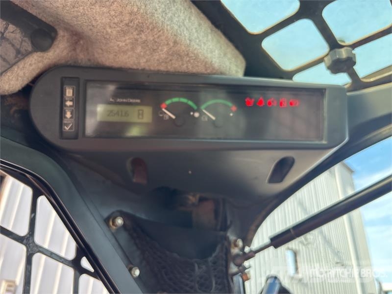 John Deere 332D لوادر انزلاقية التوجيه