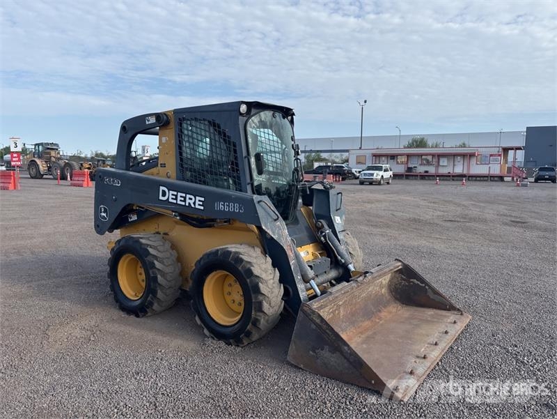 John Deere 332D لوادر انزلاقية التوجيه