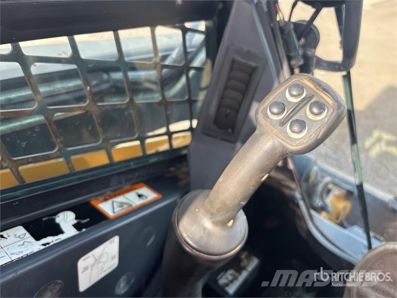 John Deere 332D لوادر انزلاقية التوجيه