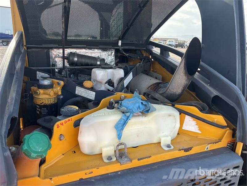 John Deere 332D لوادر انزلاقية التوجيه