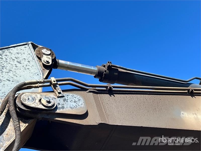 John Deere 350G LC Tracked Excavator حفارات زحافة