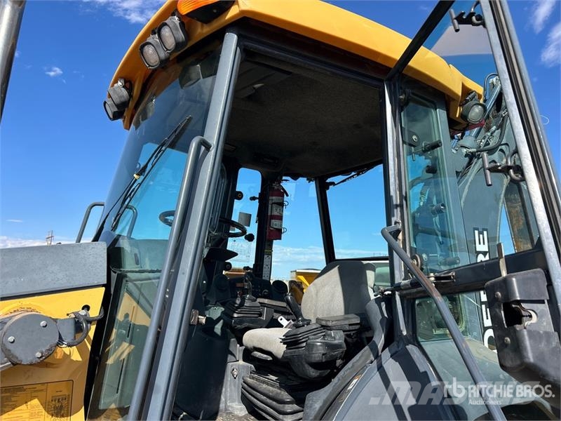 John Deere 410J Rýpadlo-nakladače