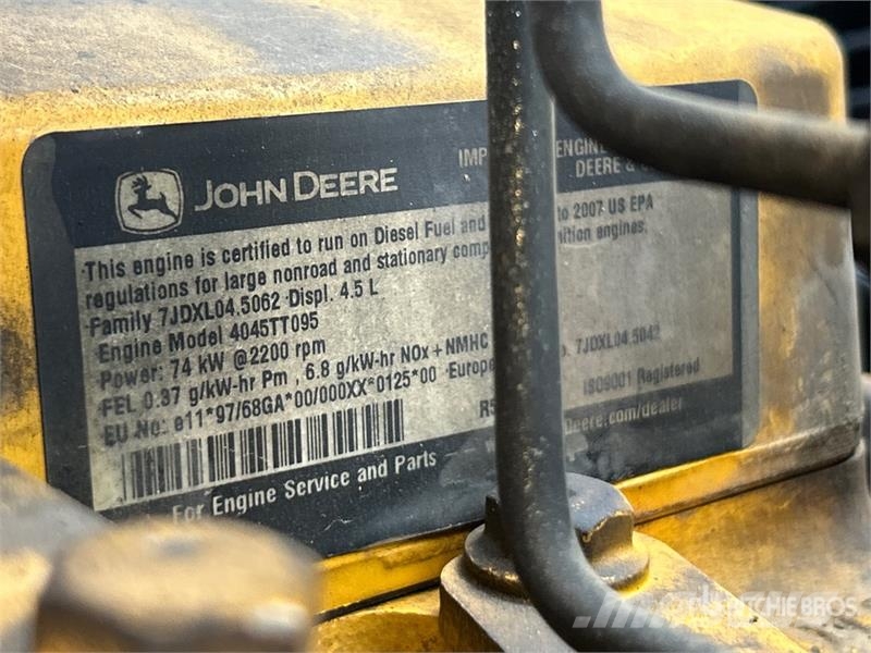 John Deere 410J Rýpadlo-nakladače