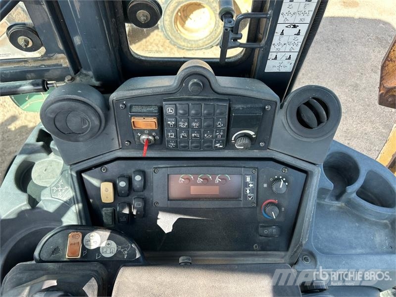 John Deere 410J Rýpadlo-nakladače