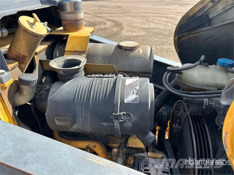 John Deere 410J Rýpadlo-nakladače
