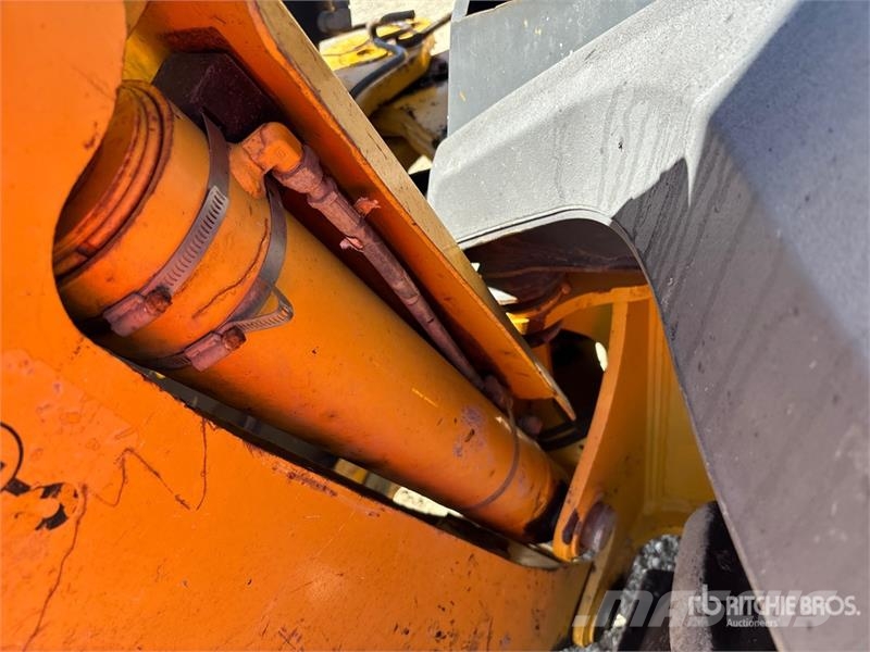 John Deere 410L لوادر ذات جرافات عكسية