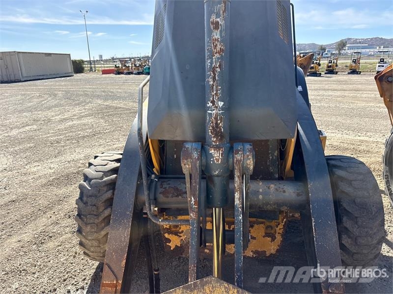 John Deere 410L لوادر ذات جرافات عكسية
