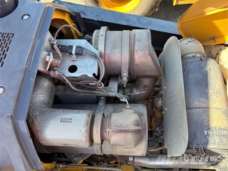 John Deere 410L لوادر ذات جرافات عكسية