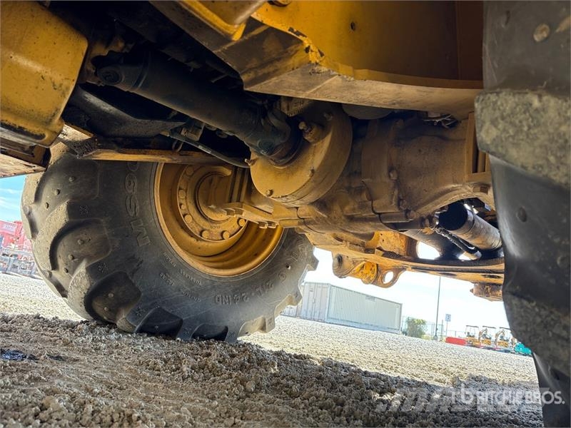 John Deere 410L لوادر ذات جرافات عكسية