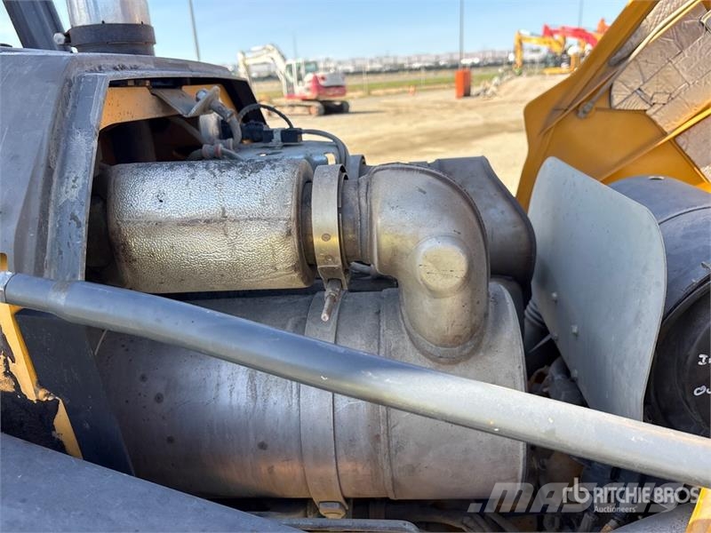 John Deere 410L لوادر ذات جرافات عكسية