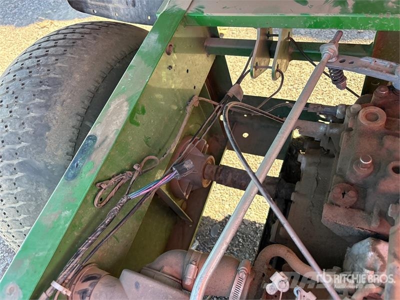 John Deere 4x2 Utility Vehicle Підсобні машини