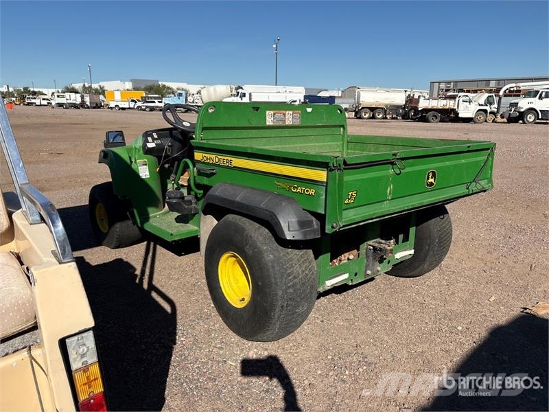 John Deere 4x2 Utility Vehicle Підсобні машини