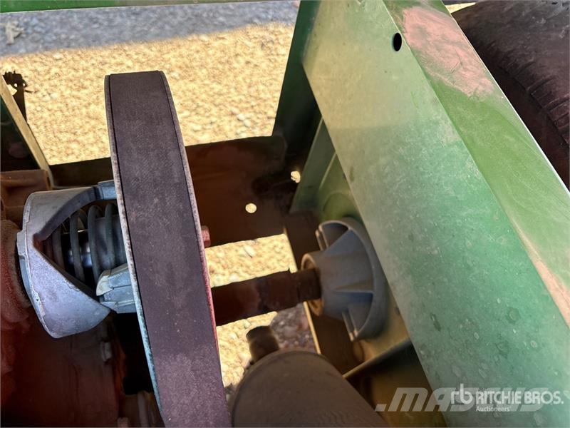 John Deere 4x2 Utility Vehicle Підсобні машини