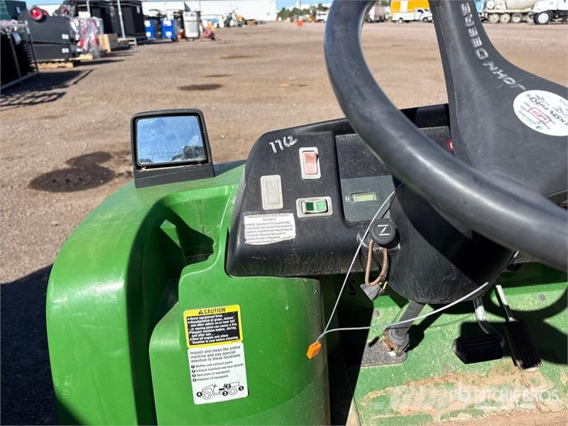 John Deere 4x2 Utility Vehicle Підсобні машини