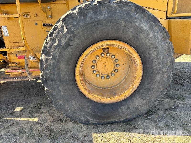John Deere 624J Wheel Loader Pale gommate