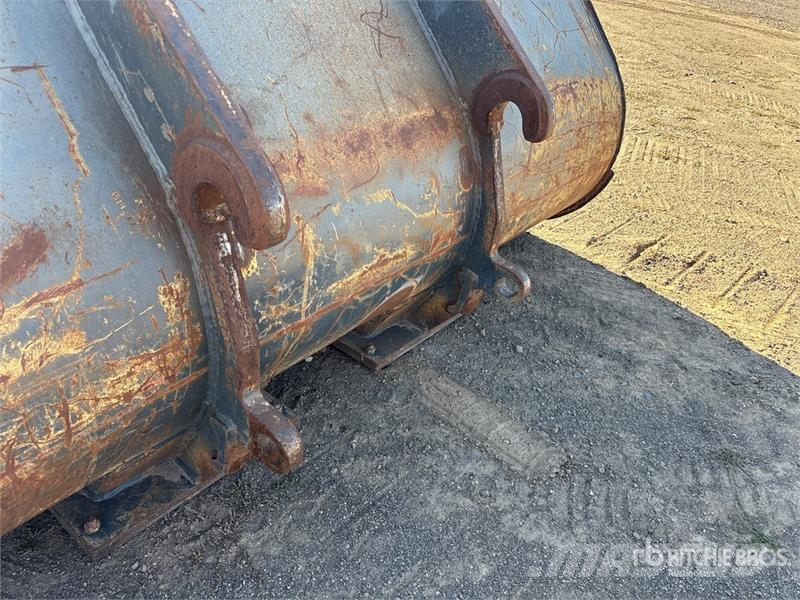 John Deere 624J Wheel Loader Pale gommate