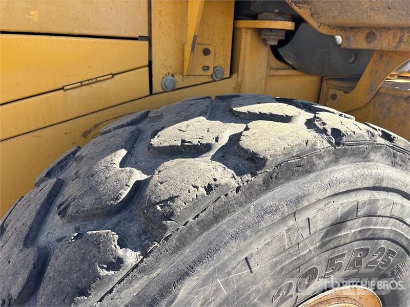 John Deere 624J Wheel Loader Pale gommate