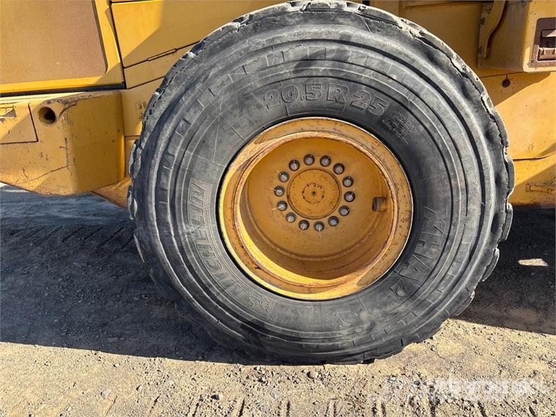 John Deere 624J Wheel Loader Pale gommate