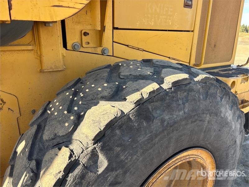 John Deere 624J Wheel Loader Pale gommate