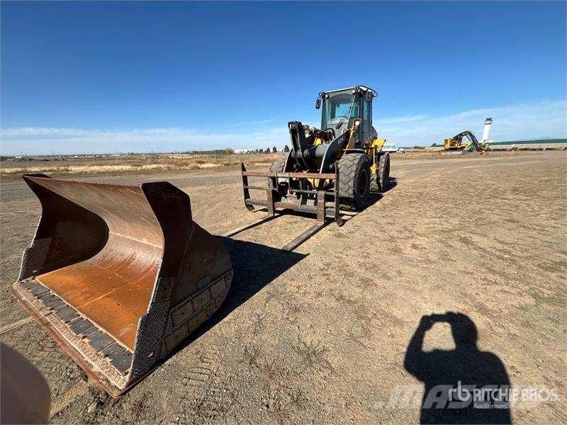 John Deere 624J Wheel Loader Pale gommate