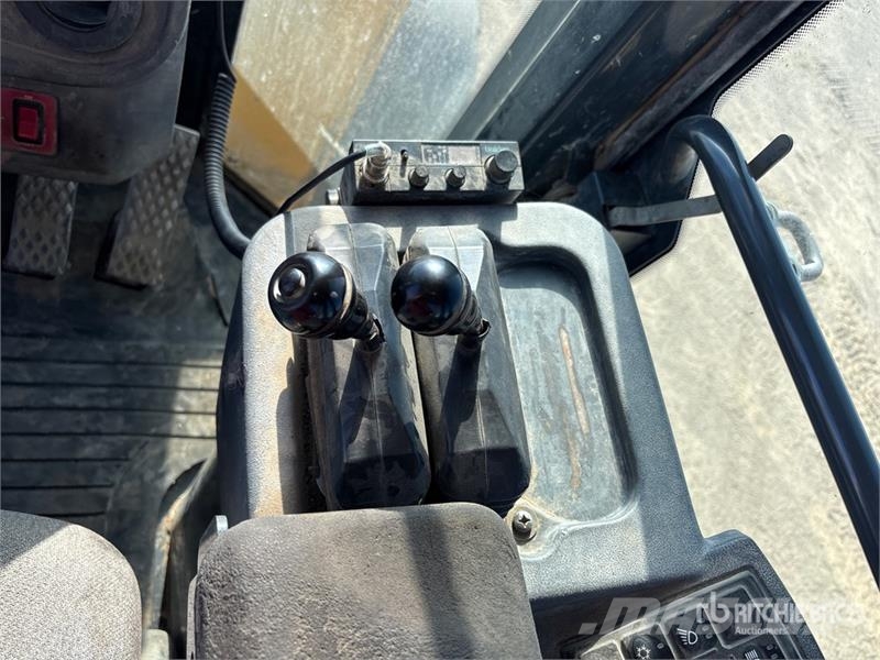 John Deere 624J Wheel Loader Pale gommate