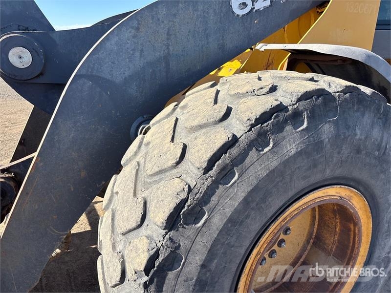 John Deere 624J Wheel Loader Pale gommate
