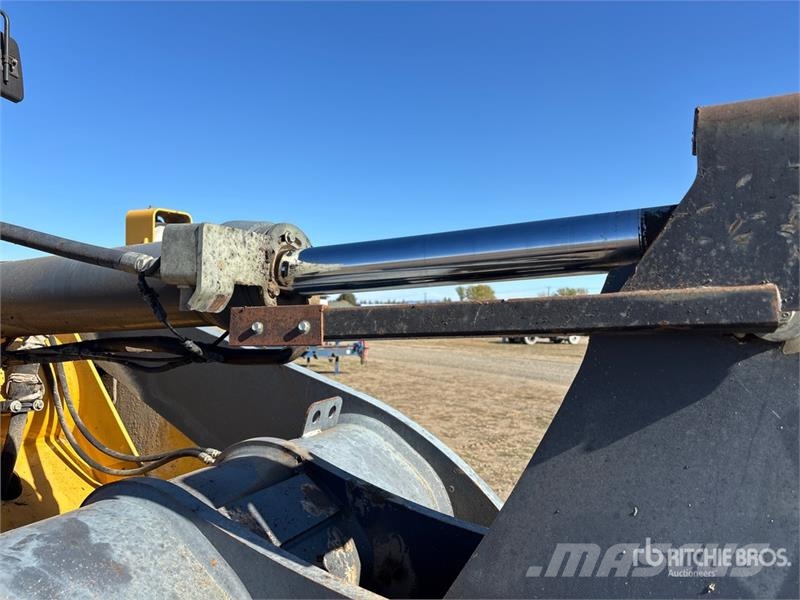 John Deere 624J Wheel Loader Pale gommate