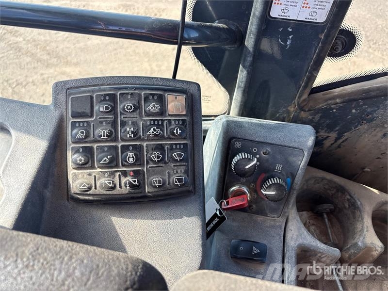John Deere 624J Wheel Loader Pale gommate