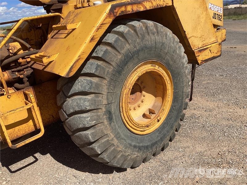 John Deere 762 Scrapers
