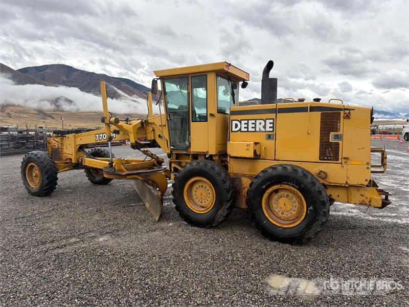 John Deere 770CH Грейдери