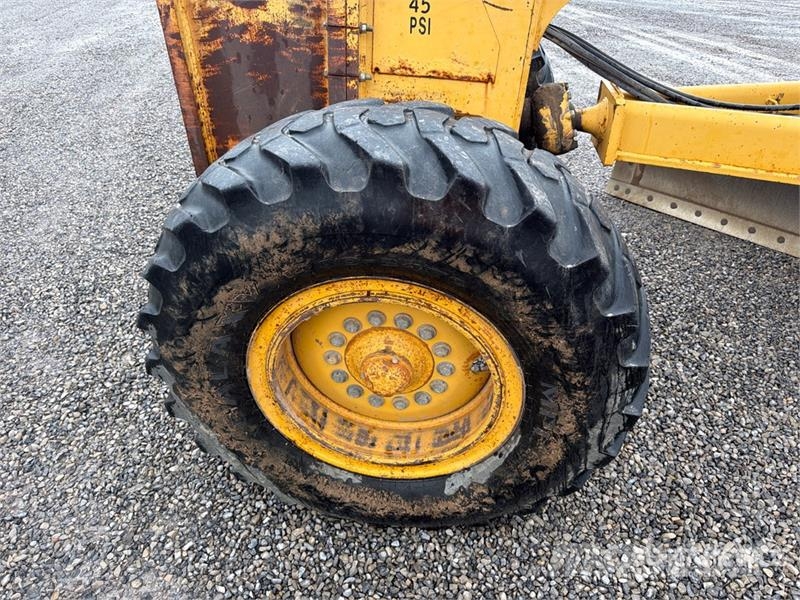 John Deere 770CH Грейдери