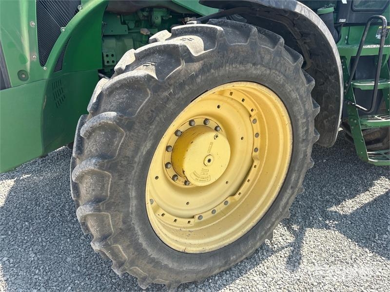 John Deere 8235R トラクター