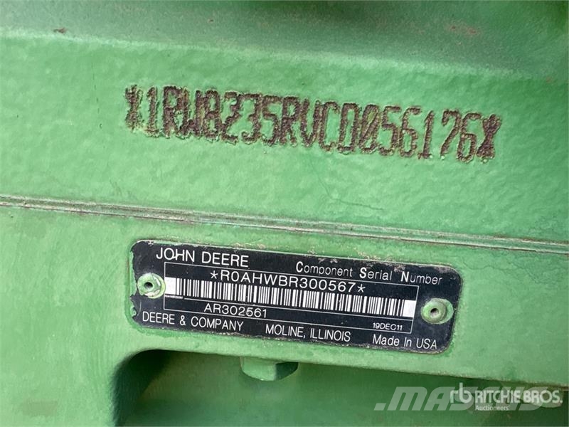 John Deere 8235R トラクター